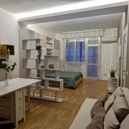 Battisti Flat, Near Station Apartment *