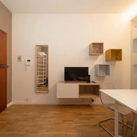 Battisti Flat, Near Station